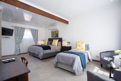 1 queen bed, 1 twin bed