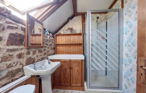 Vannas istaba, 1 Bedroom Amazing Home In Le Ferré (1 Bedroom Amazing Home In Le Ferre) in Louvigne-du-Desert