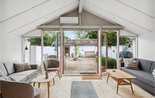  Awesome Home In Fårvang With Wifi in Fårvang