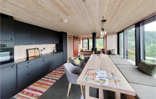 virtuve, Beautiful Home In Jøsenfjorden in Vadla
