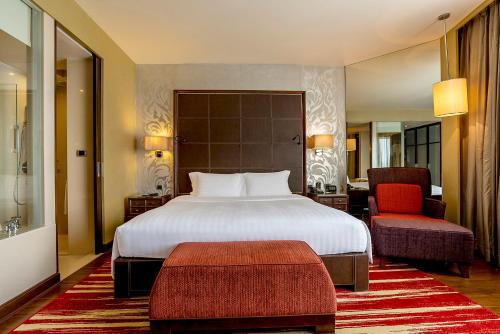 King Guest Room image 8
