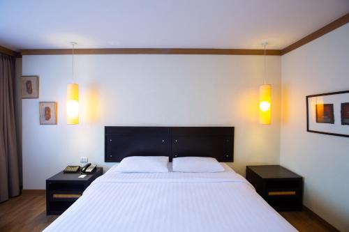 Deluxe Room image 7