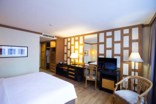 Deluxe Room image 3