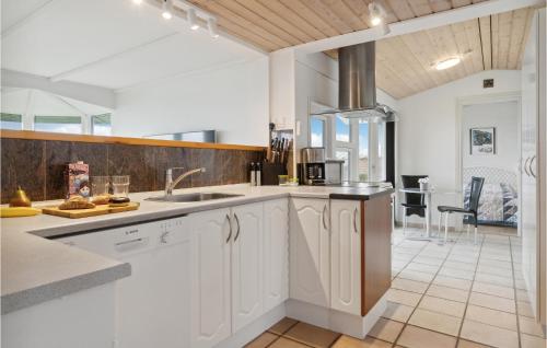 кухня, 2 Bedroom Cozy Home In Nyborg in Ниборг