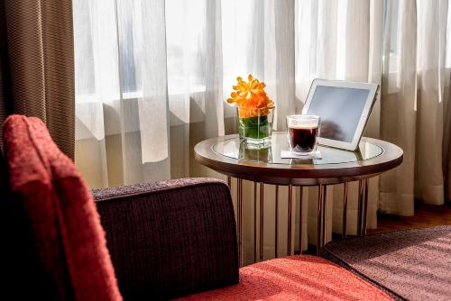 Deluxe King Suite image 8