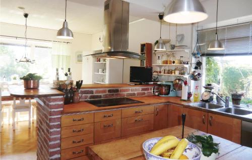 Kitchen, 4 Bedroom Stunning Home In Helsingborg in Rosengarden