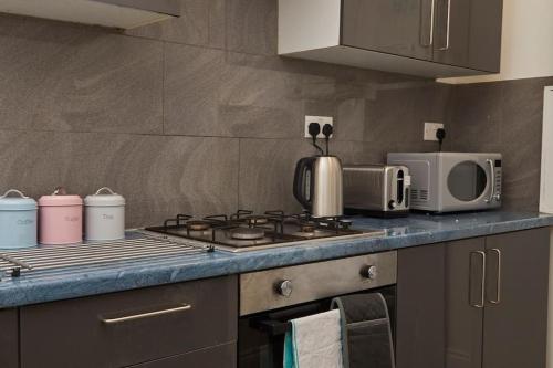 Large 4 bedroom flat close to city, street parking in Newcastle upon Tyne