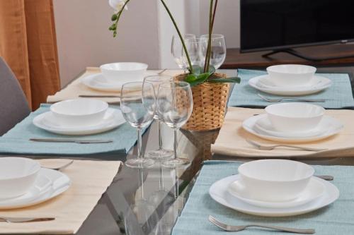 Large 4 bedroom flat close to city, street parking in Newcastle upon Tyne