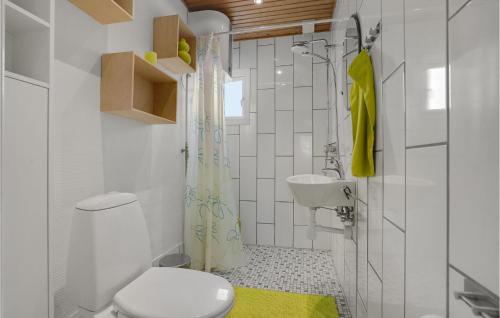 Bathroom, 3 Bedroom Beautiful Home In Haderslev in Aro