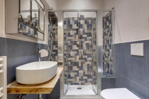 One-Bedroom Apartment image 9