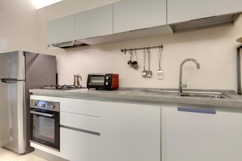 One-Bedroom Apartment image 2