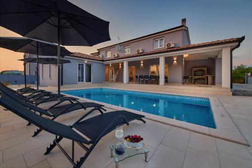 Villa Maas for 10 people near Pula with salt - water pool & pet friendly - Location, gîte - Marčana