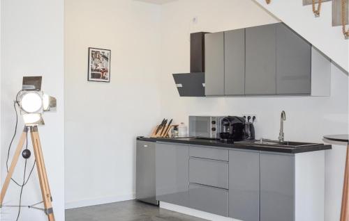 virtuve, Nice Home In Stare Sady With Wifi in Jora Wielka