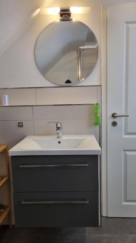 Exclusives Loft mit Klimaanlage, Parkplatz, Netflix, Disney, Wallbox, Dominos Pizza, Bahnhof Falkensee 5min - Berlin Hbf 23min in Falkensee, Deutschland