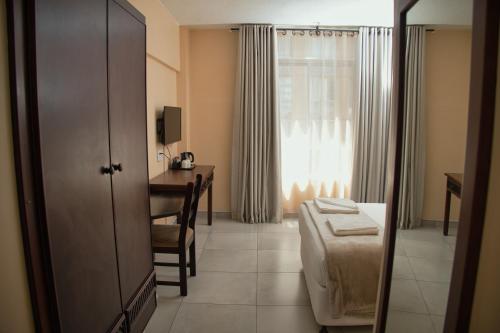 Standard Double Room image 2