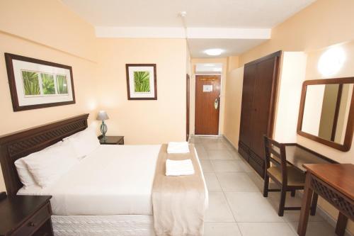 Standard Double Room image 4