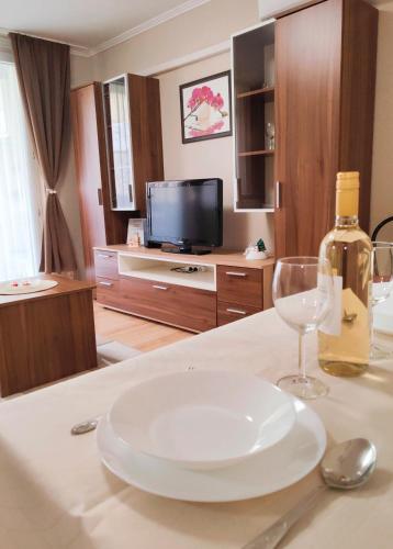 Shared lounge/TV area, To Apartman Gunarasfurdo in Dombovar