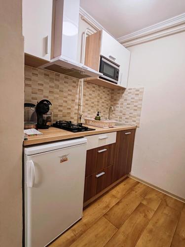 Kitchen, To Apartman Gunarasfurdo in Dombovar