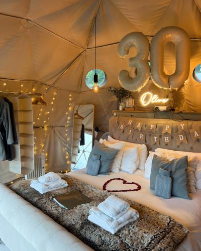 Beautiful Olive Pod Geo Dome House with Hot Tub in East Horsley
