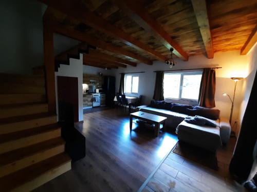 Mountain Cozy Home in Sub Cetate