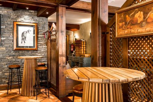 Pub/Lounge, El Refugio de Aran Vielha Aparthotel in Vielha