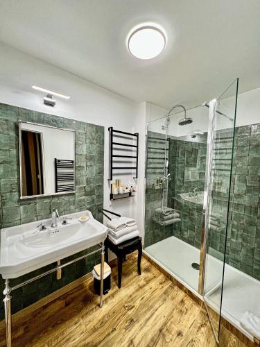 room detail thumbnail 2