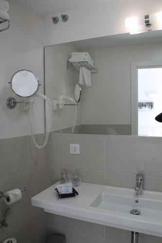 Double or Twin Room with Views image 9