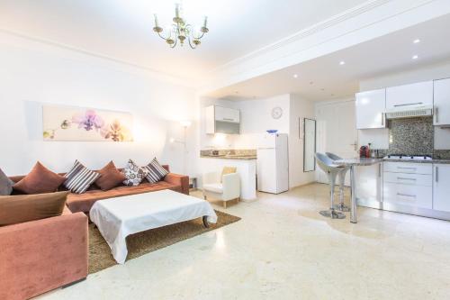 Romantic Retreat next to M avenue - image 13
