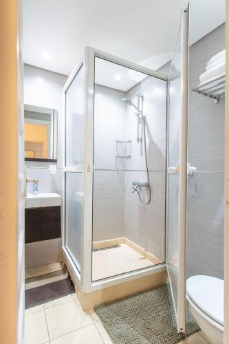 Romantic Retreat next to M avenue - image 9