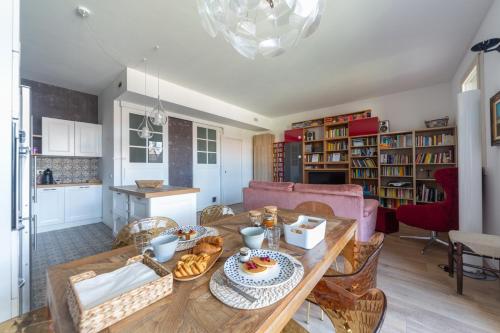 Spacious & Stylish 1-Bedroom Apartment with terrace, Mediolan
