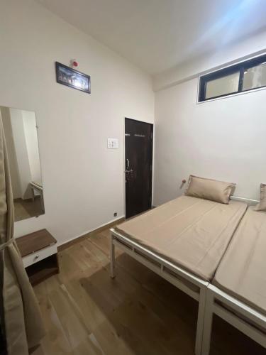 1 double bed, 2 twin beds