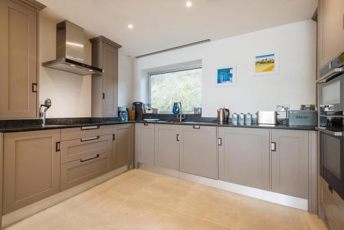 16 Waters Edge - image 4