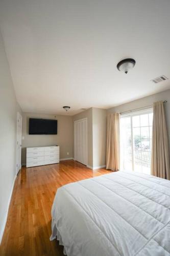 Newark Liberty Brick House - Private Bedroom 1 in Newark, USA