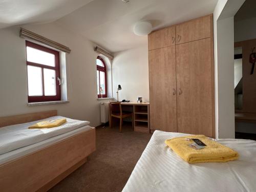 2 twin beds