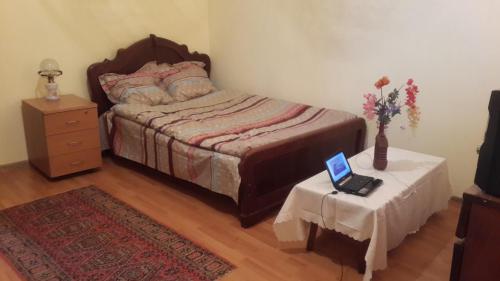 1 double bed, 2 twin beds