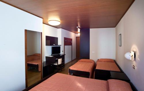 1 queen bed, 2 twin beds