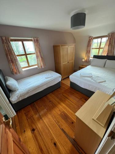 7 Clos Na Feirme Four Bedroom House With Hot Tub in Clonbur