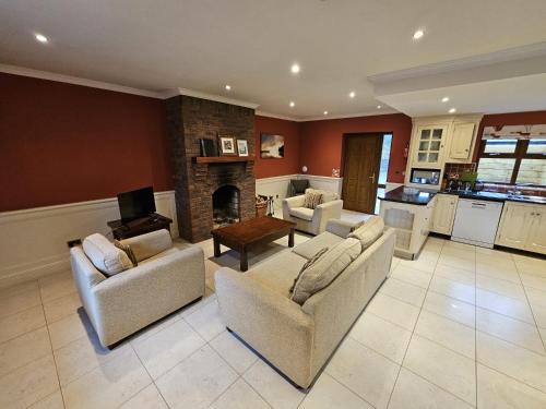 7 Clos Na Feirme Four Bedroom House With Hot Tub in Clonbur