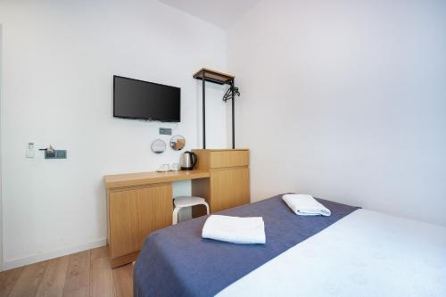 Small Double Room image 3