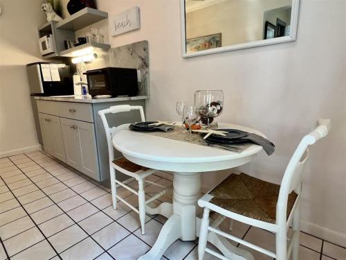 Cozy Downtown Ogunquit Condo - Tap to explore photos