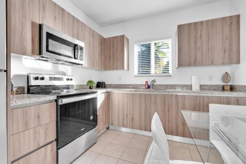 Charming 3BR 2Bth Apt ENJOY the 8th Street - Tap to explore photos