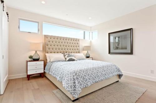 Massive 4 bedroom/Walk to the beach in Newport Beach, USA