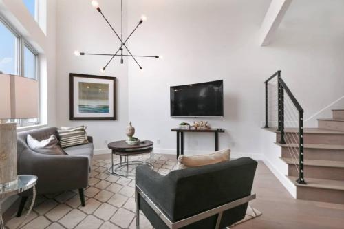 Massive 4 bedroom/Walk to the beach in Newport Beach, USA