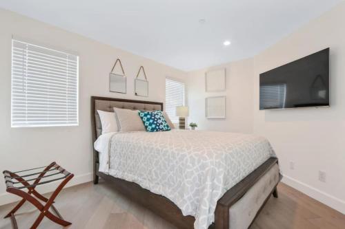 Massive 4 bedroom/Walk to the beach in Newport Beach, USA