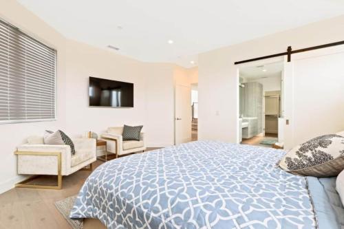 Massive 4 bedroom/Walk to the beach in Newport Beach, USA