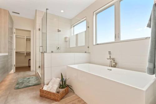 Massive 4 bedroom/Walk to the beach in Newport Beach, USA