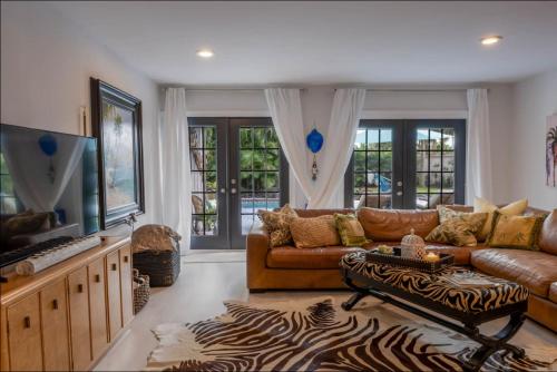 475 Massive home with beautiful backyard and pool in West Palm Beach, USA