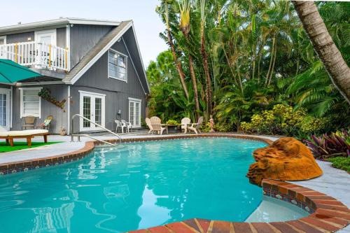 475 Massive home with beautiful backyard and pool in West Palm Beach, USA