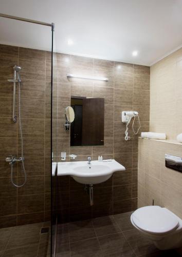 Twin Room image 5