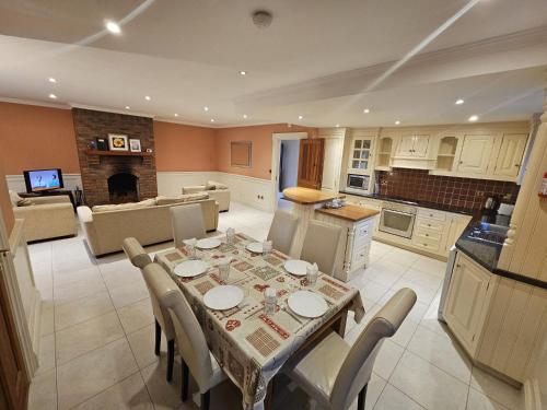 8 Clos Na Feirme Three Bedroom House with Hot Tub in Clonbur